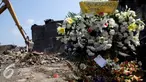 Karangan bunga terpajang di lokasi jatuhnya pesawat hercules C 130 di jalan jamin ginting, Medan, Sumatera Utara, Kamis (2/7/2015). karangan bunga sebagai simbol duka cita atas peristiwa yang merenggut ratusan nyawa. (Liputan6.com/Johan Tallo)