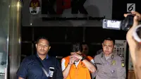 Presdir PT Grand Kartech Kenneth Sutardja memakai rompi tahanan usai menjalani pemeriksaan di Gedung KPK, Jakarta, Sabtu (23/3). Kenneth Sutardja disangkakan melanggar Pasal 5 ayat (1) huruf a atau huruf b atau Pasal 13 UU No 20/2001 juncto Pasal 55 ayat (1) ke-1 KUHP. (Liputan6.com/Johan Tallo)