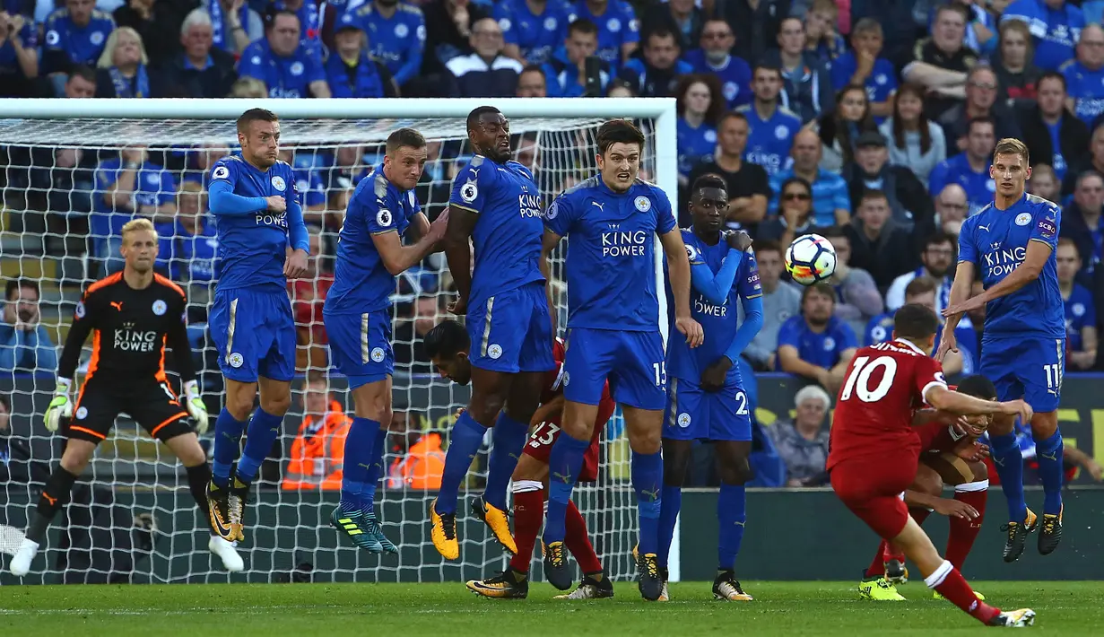 Proses terjadinya gol yang dicetak gelandang Liverpool, Philippe Coutinho, ke gawang Leicester pada laga Premier League di Stadion King Power, Leicester, Sabtu (23/9/2017). Leicester kalah 2-3 dari Liverpool. (AFP/Geoff Caddick)