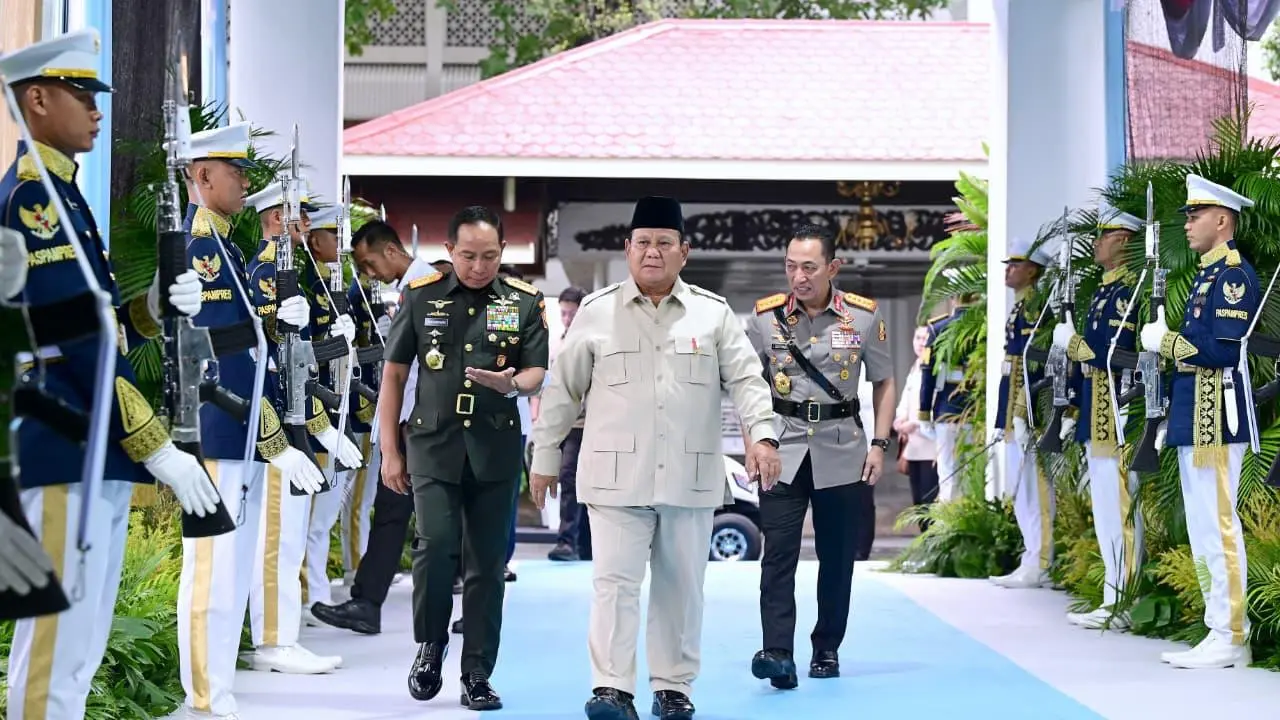 Presiden Prabowo Subianto mengumpulkan ratusan pimpinan Tentara Nasional Indonesia (TNI) dan Kepolisian Negara Republik Indonesia (Polri)