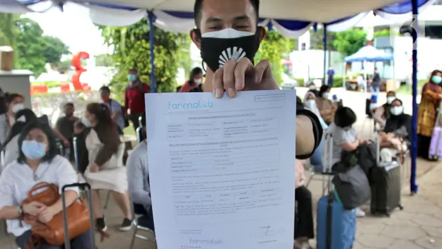 FOTO: Calon Penumpang Bandara Soetta Mengular Antre Rapid Test