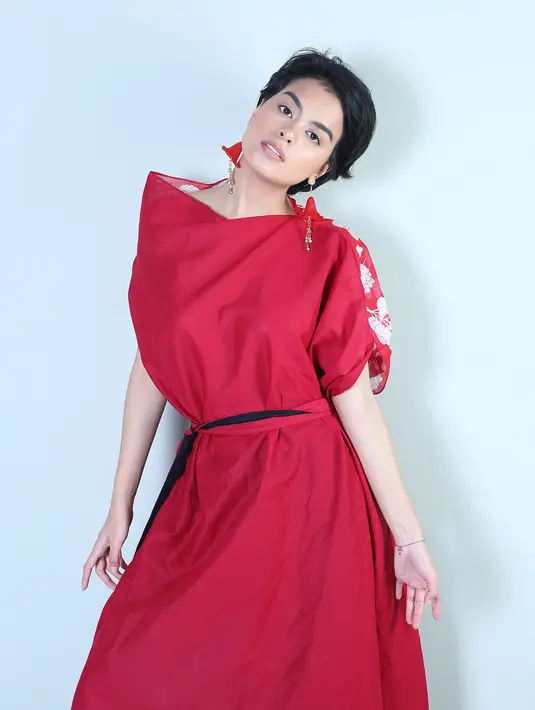 "Karena dari kecil udah terbiasa mendengarkan karya-karya yang ditulis liriknya oleh tante Mira jadi kayak belum bisa menulis seperti itu jadi sambil belajar, sambil yang bisa aja dulu," jelas Eva Celia kepada Bintang.com. (Bambang E. Ros/Bintang.com)