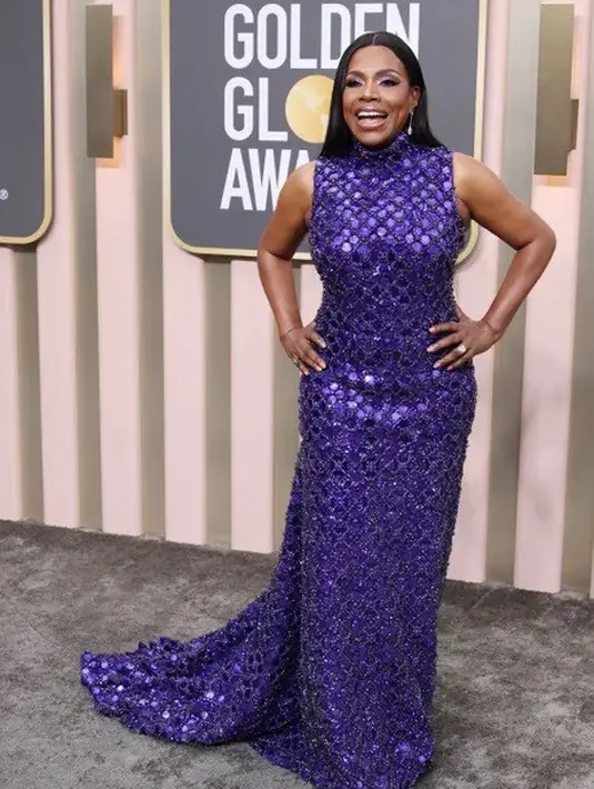 <p>Sheryl Lee Ralph dalam balutan gaun Aliette. Ia selalu memesona dalam tampilan yang konsisten, kali ini tampaknya terinspirasi dari disco ball. Foto: The Cut.</p>