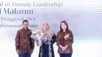 Ketua TP PKK Kalimantan Timur, Hj. Erni Makmur menerima Apresiasi Perempuan Berpengaruh dari Dream.co.id dan Diadona.id. (Foto: Istimewa)