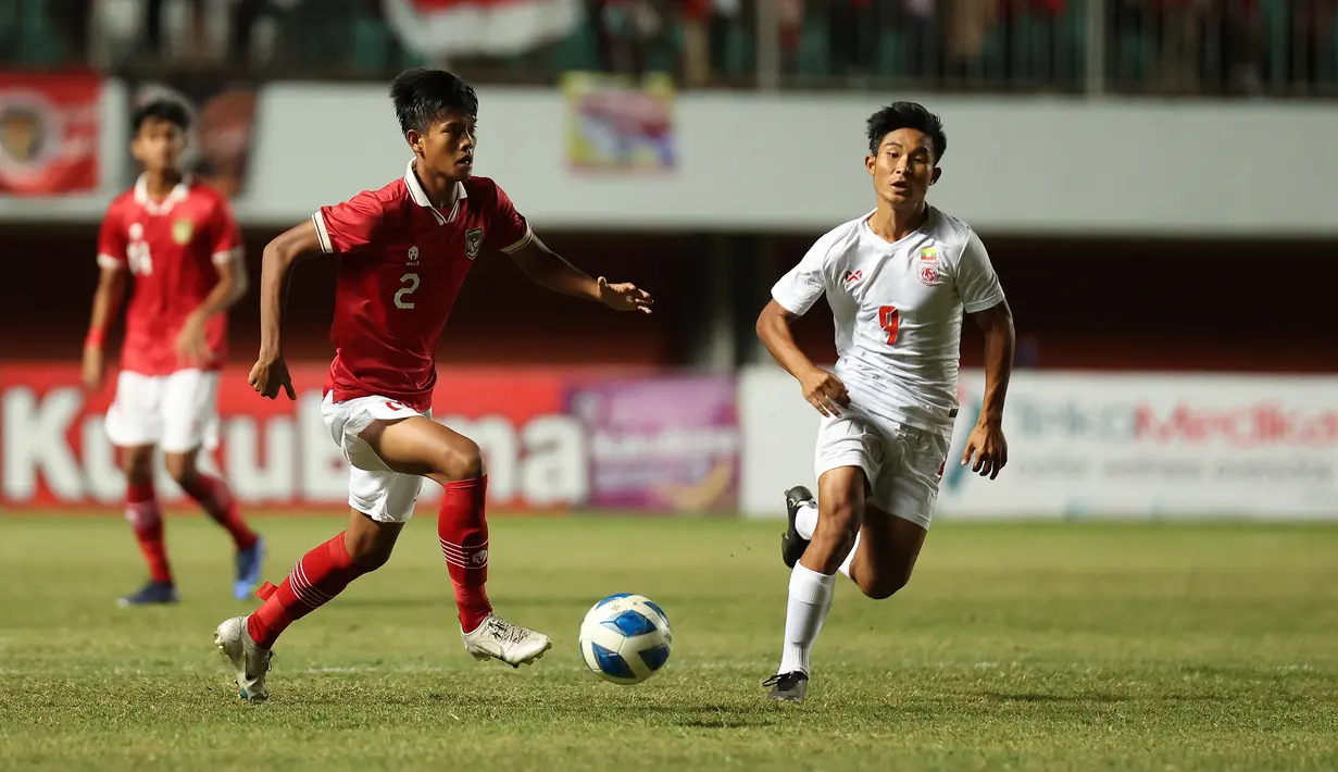 Bek Timnas Indonesia U-16, Rizdjar Nurviat Subagia membawa bola dari kejaran pemain Myanmar, Shine Wanna Aung pada pertandingan semifinal Piala AFF U-16 2022 di Stadion Maguwoharjo, Sleman, Rabu (10/8/2022). Di final Timnas Indonesia akan menghadapi Vietnam jadi tim pertama yang lolos ke partai puncak usai menang 2-0 atas Thailand di partai semifinal Piala AFF U-16 2022. (Foto:Dok PSSI)