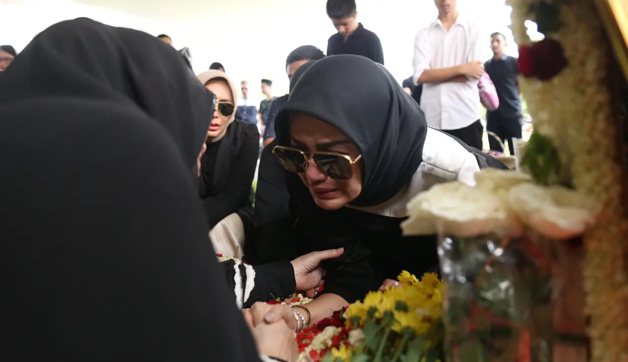 Pemakaman Ayah Olla Ramlan