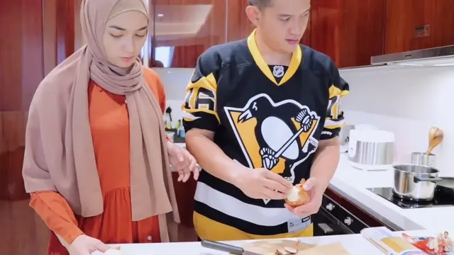 7 Momen Rezky Aditya Masak Buat Citra Kirana Ini Romantis