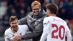 Pelatih Liverpool, Jurgen Klopp, bercanda dengan Alberto Moreno usai meraih kemenangan pada laga Liga Europa melawan Rubin Kazan di Rusia, Kamis (5/11/2015). (AFP Photo/Kirill Kudryavtsev)