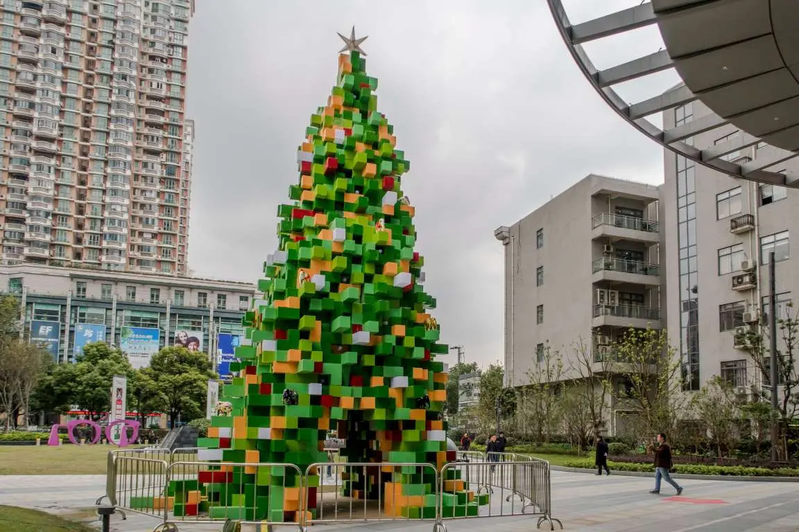 Berbagai pohon Natal yang dibuat dari bahan tak biasa. (Foto: msn.com)