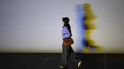 Bertajuk Your Curious Journey, pameran ini menampilkan lebih dari tiga dekade perjalanan artistik perupa Denmark-Islandia, Olafur Eliasson. Tampak dalam foto, pengunjung menikmati koleksi seni modern dan kontemporer karya Olafur Eliasson di Museum of Modern and Contemporary Art in Nusantara (MACAN), Jakarta, Minggu 12 April 2026. (Kapanlagi.com/Budy Santoso)
