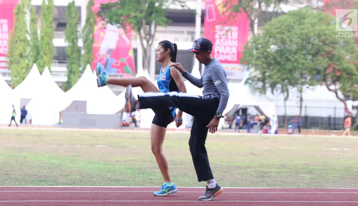 Atlet Para Atletik asal Thailand melakukan latihan di Stadion Madya Kompleks Gelora Bung Karno, Jakarta, Kamis (11/10). Berbagai aktivitas dilakukan para atlet para atletik di luar arena. (Liputan6.com/Helmi Fithriansyah)