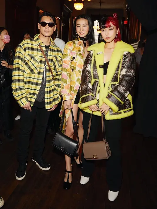 Sedangkan Afgan terlihat outstanding mengenakan Coach Oversized Flannel Shirt, tampil berani di musim ini dengan kemeja flanel dengan kotak-kotak besar dramatis yang terinspirasi oleh kepala desainer pertama Coach, Bonnie Cashin. Siluet casual yang memiliki warna pop up senada dengan Isyana. Dilengkapi dengan aksesoris Coach Bandit Shoulder Bag 20, dengan ukuran yang lebih kecil dan tali yang adjustable sehingga cocok dikenakan sebagai crossbody, membuatnya semakin bersinar dalam dalam pertunjukan Coach Spring 2023.