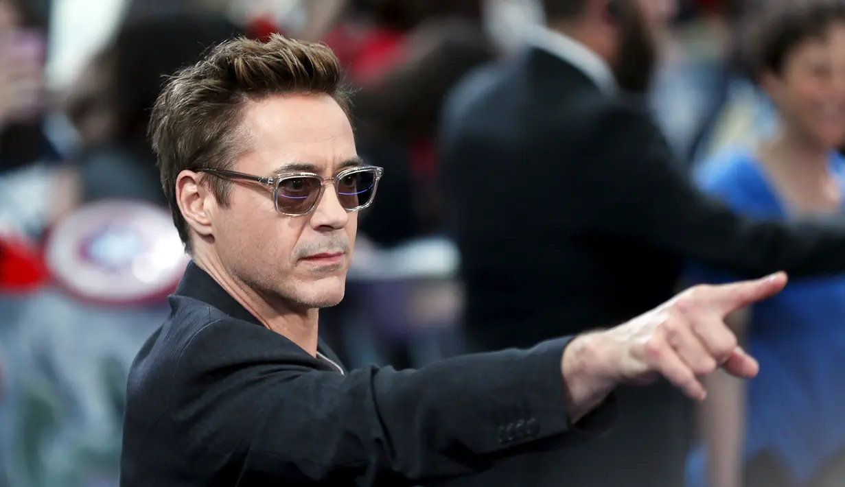 Aktor Robert Downey Jr. p berpose saat menghadiri premiere film "Avengers: Age of Ultron" di Westfield shopping centre, Shepherds Bush, London, Selasa (21/4/2015). (REUTERS/Stefan Wermuth)