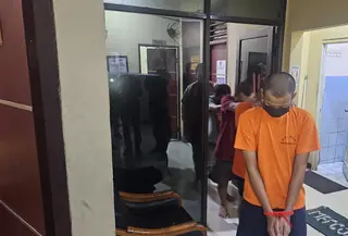 Tersangka curanmor dan penadah motor saat diamankan anggota Polsek Bojongsari, Depok. (Liputan6.com/Dicky Agung Prihanto)