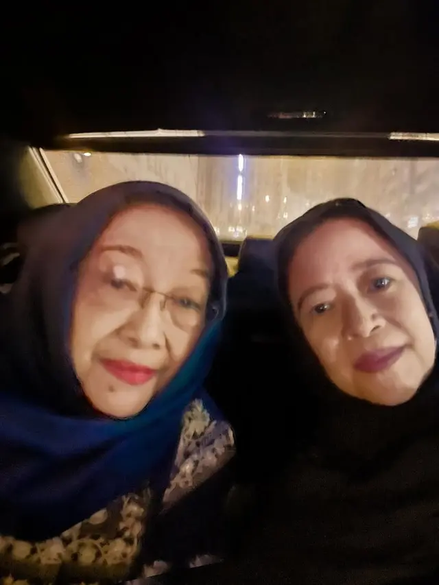 7 Potret Megawati Soekarnoputri dan Puan Maharani Umrah, Doakan Bangsa Indonesia