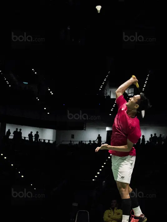 Tunggal putra Indonesia, Jonatan Christie, saat bertanding melawan pemain Thailand, Khosit Phetpradab, di Axiata Arena, Kuala Lumpur, Selasa (29/8/2017). Jonatan Christie menang 21-19, 21-10 atas Khosit Phetpradab. (Bola.com/Vitalis Yogi Trisna)