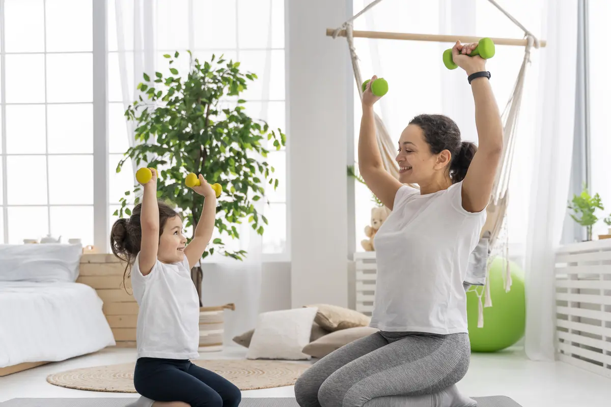 Tips Olahraga 10 Menit Ibu & Anak, Cara Tetap Aktif di Tengah Kesibukan [Dok/freepik.com]