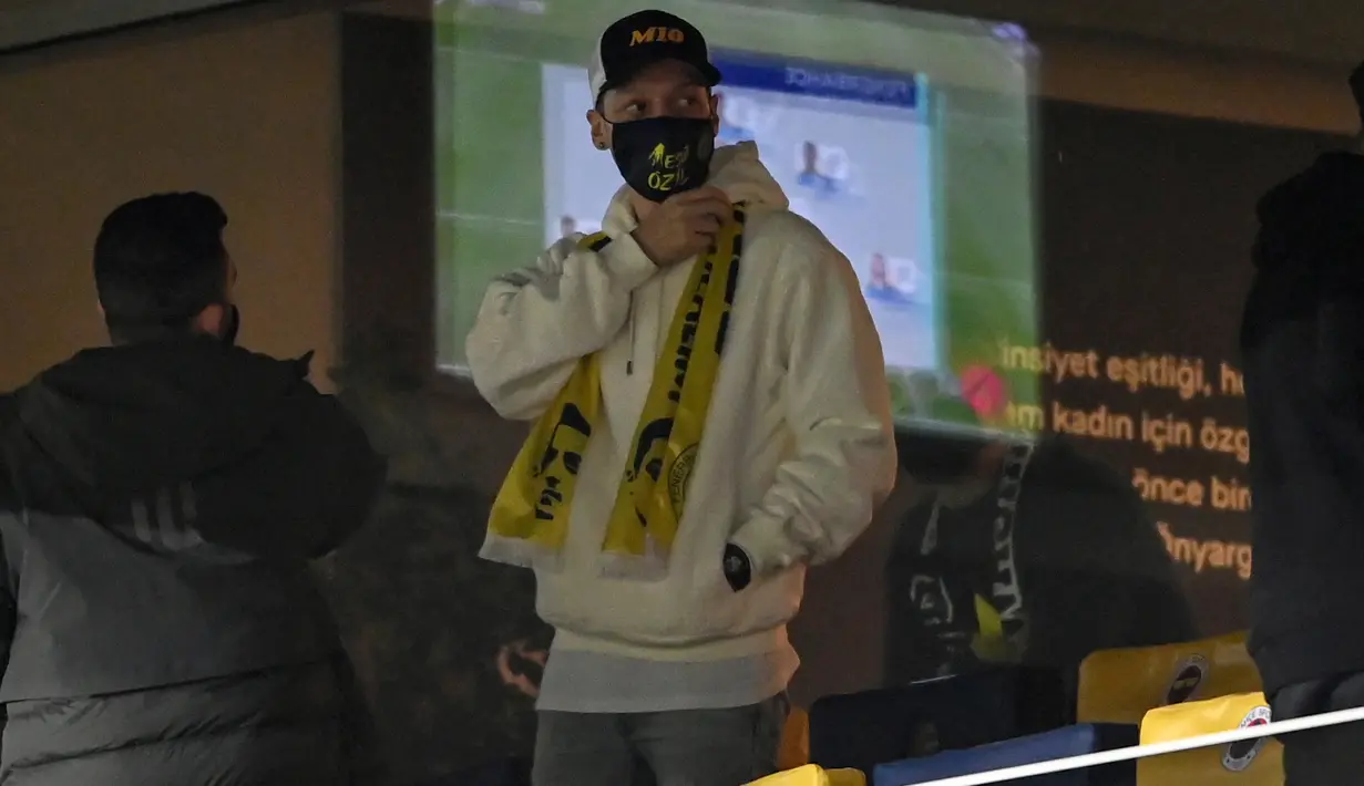 Pemain anyar Fenerbahce, Mesut Ozil menghadiri pertandingan timnya saat melawan Kaysersispor dalam lanjutan Turkish Super League di Istanbul, Senin (25/1/2021). (Foto: AFP/Ozan Kose)