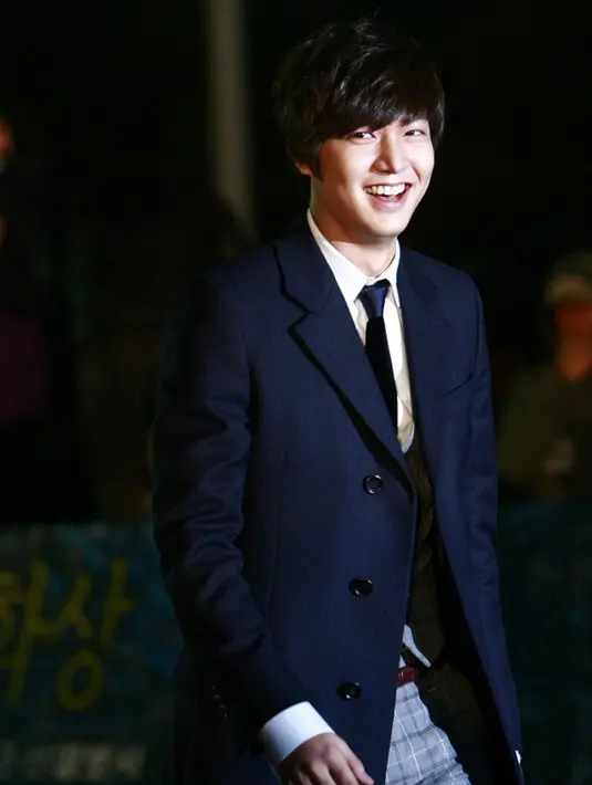 Lee Min Ho yang harus kesulitan hanya untuk ke kamar mandi saja, bahkan kekasih Suzy Miss A itu membutuhkan pengamanan dari polisi China. (Bintang/EPA)
