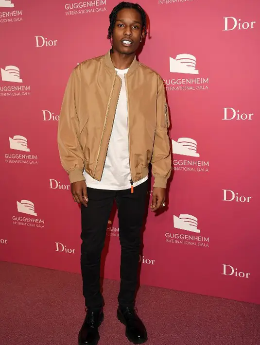 “Mengarahkan tembakan padanya dan memaksanya untuk masuk ke dalam rumah,” tutur sumber yang dilansir Ace Showbiz, Kamis  (18/5/2017). (AFP/Bintang.com)