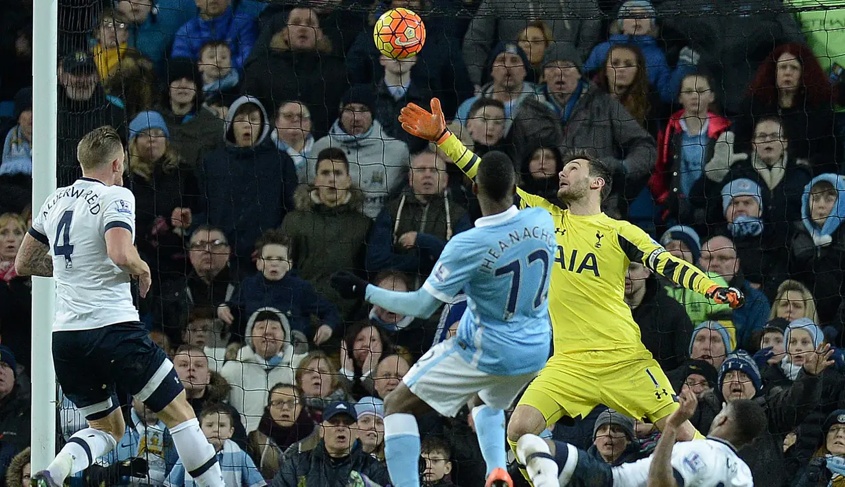 Pemain Manchester City, Kelechi Iheanacho (tengah)  melakukan tembakan kearah gawang Spurs yang dikawal Hugo Lloris pada lanjutan Liga Inggris pekan ke-26 di Stadion Etihad, Minggu (14/2/2016), Spurs menang 2-1. (AFP/Oli Scarff)