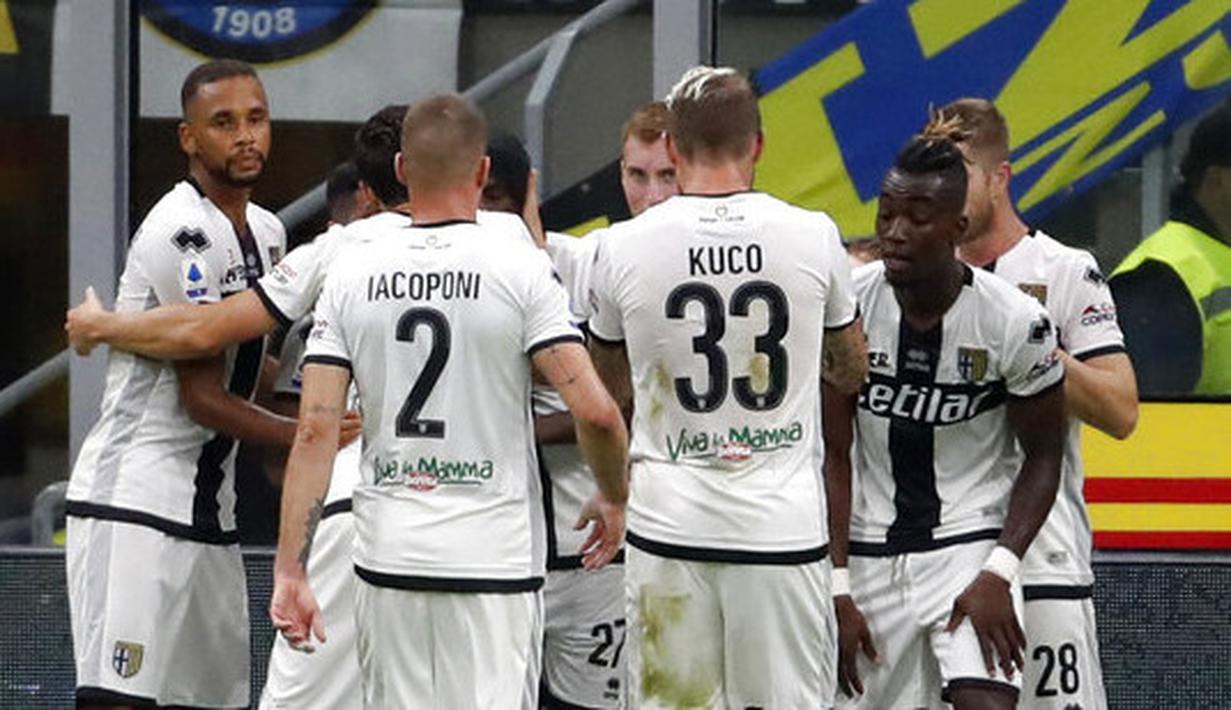 Para pemain Parma merayakan gol yang dicetak oleh Gervinho ke gawang Inter Milan pada laga Serie A 2019 di Stadion Giuseppe Meazza, Sabtu (26/10). Kedua tim bermain imbang 2-2. (AP/Antonio Calanni)