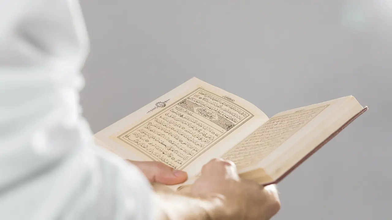 Ilustrasi membaca Al-Qur’an