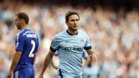 Gelandang Manchester City, Frank Lampard (kanan), meninggalkan mantan rekan setimnya Branislav Ivanovic, usia menjebol gawang Chelsea di laga lanjutan Liga Primer Inggris di Stadion Etihad, (21/9/2014). (REUTERS/Andrew Yates)