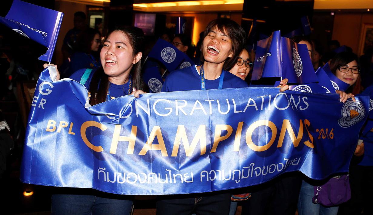 Fans Leicester City menyambut para pemain dengan spanduk Champions saat tiba di Bandara International Suvarnabhumi, Bangkok, Thailand, (18/5/2016). (Reuters/Athit Perawongmetha)