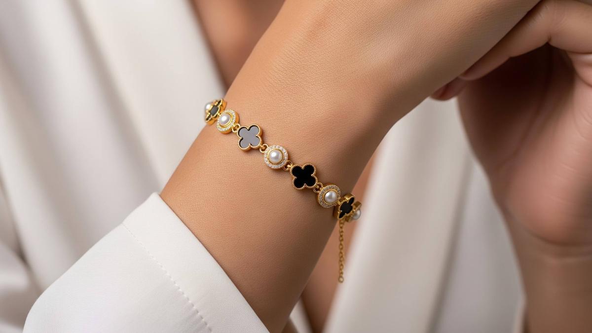 7 Model Gelang Emas Bunga Clover Hitam Kekinian, Tampil Memukau dan Modern