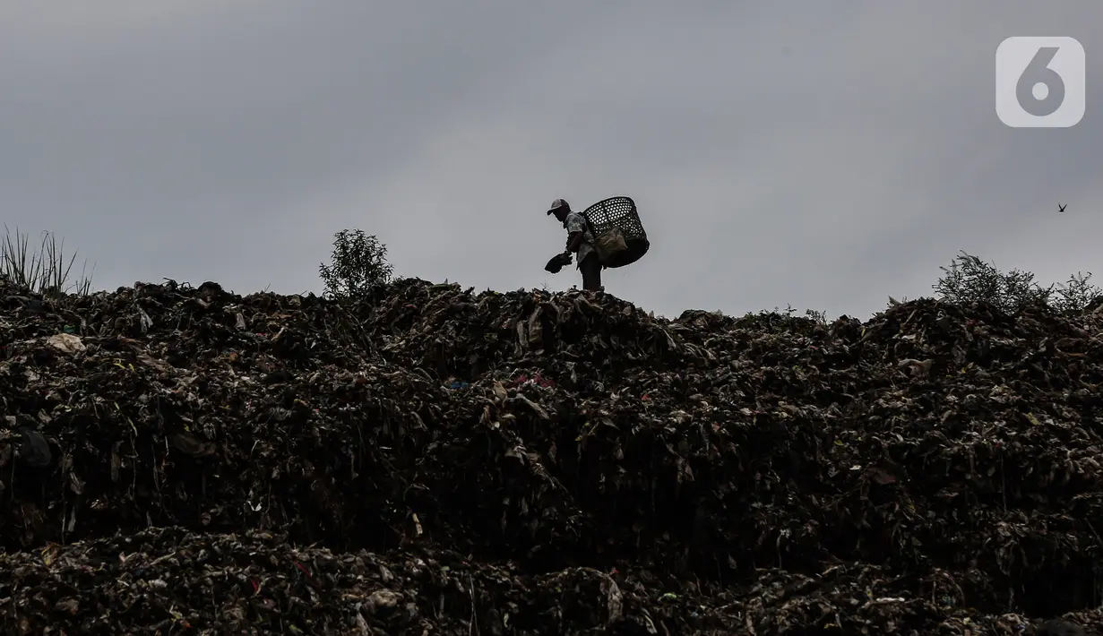 Suasana TPST Bantar Gebang saat Hari Sampah Nasional di Bekasi, Senin (21/2/2022). Pemprov DKI Jakarta menerima bantuan dari PT Bima Karya Prima berupa menyediakan 50 titik tempat sampah di sejumlah apartemen serta beberapa tempat umum yang ada di wilayah DKI Jakarta .(Liputan6.com/Johan Tallo)