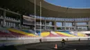Tribune selatan Stadion Manahan, yang sudah dilengkapi layar lebar sekaligus papan skor elektronik. (Bola.com/Vincentius Atmaja)