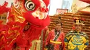 Pemain barongsai bersiap tampil dalam rangka menyambut Tahun Baru Imlek 2569/2018 di hadapan pengunjung Senayan City, Jakarta, Kamis (8/2). (Liputan6.com/Immanuel Antonius)