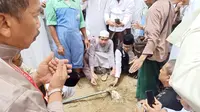 Umat muslim berdoa usai memakamkan jenazah KH Maimun Zubair atau Mbah Moen di Pemakaman Ma'la baru, Makkah, Arab Saudi, Selasa(6/8/2019). Jenazah Mbah Moen dimakamkan di dekat kuburan istri Rasulullah, Siti Khadijah.  (Liputan6.com/HO/Baharuddin/MCH)