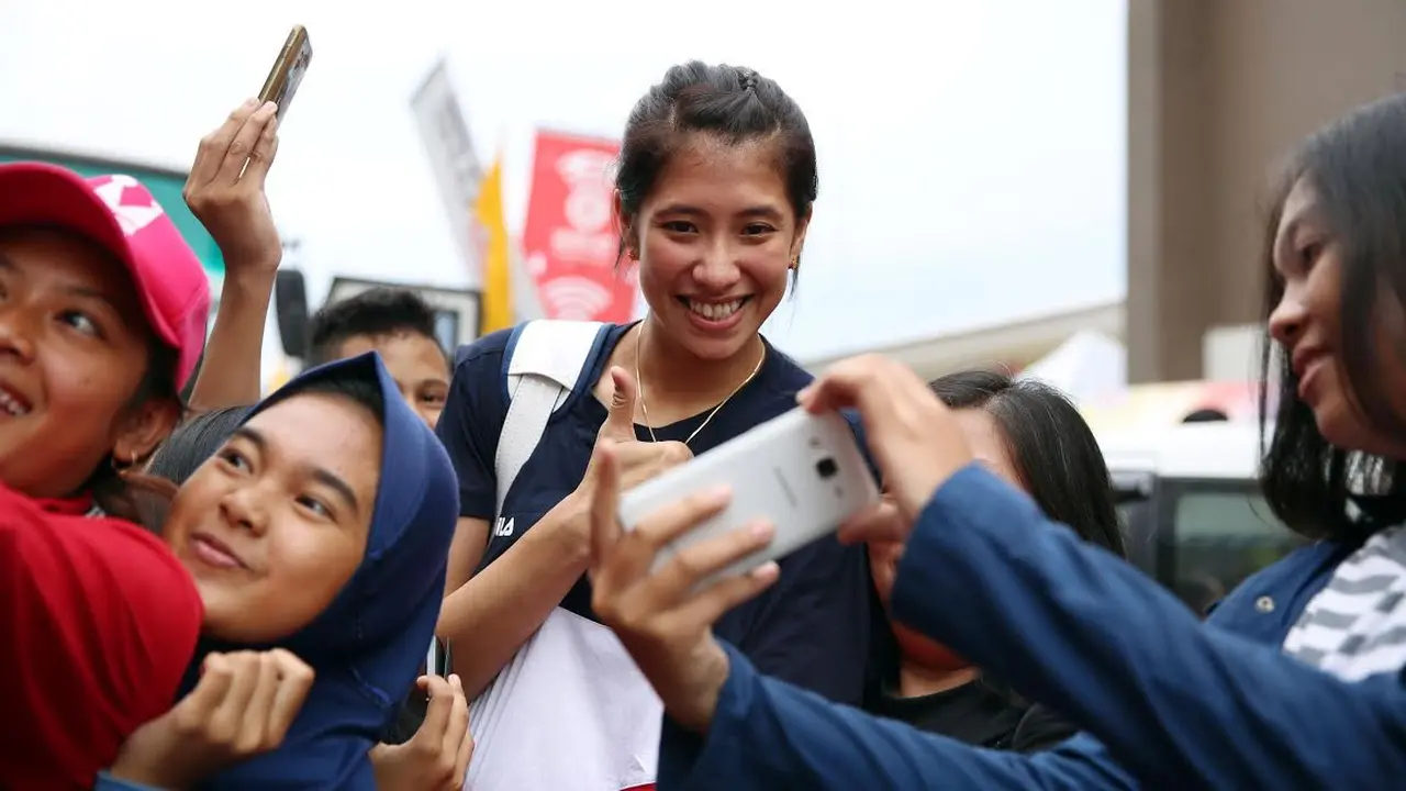 Atlet voli putri mendadak jadi artis di PON Jabar (Helmi Fithriansyah/Liputan6.com)