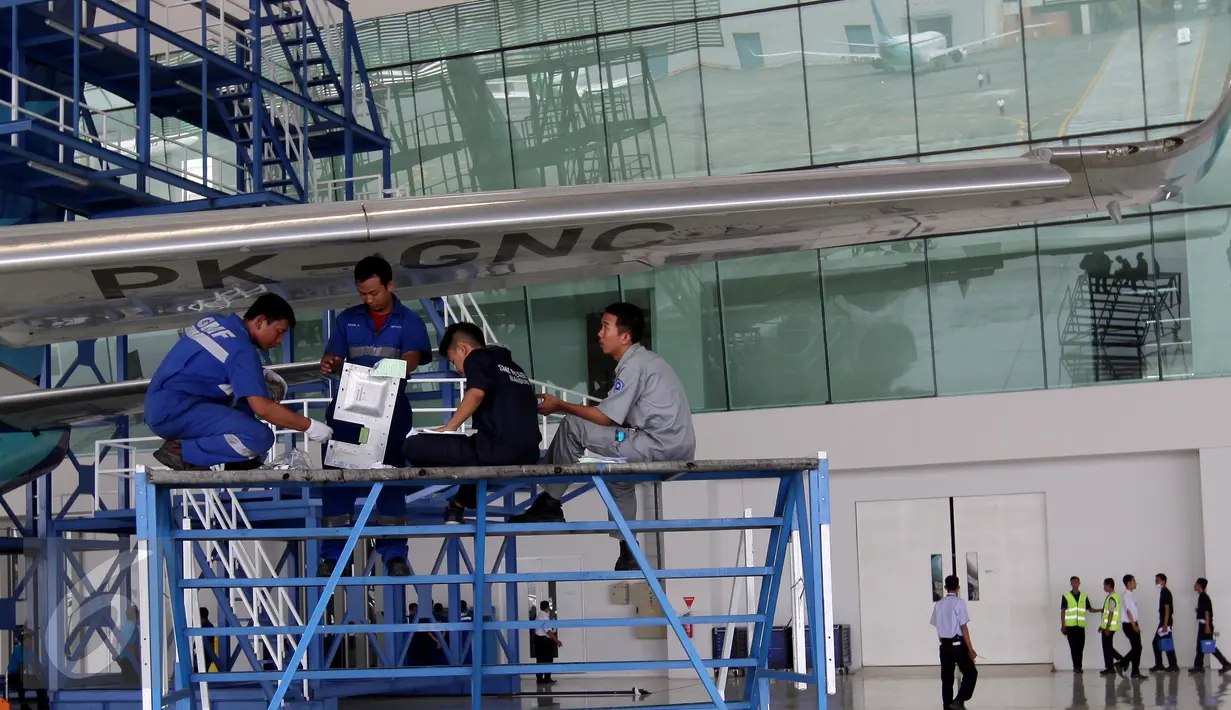 Teknisi melakukan perawatan pesawat di hanggar terbesar di dunia milik PT Garuda Maintenance Facility di area Bandara Soekarno-Hatta, Tangerang, Senin (28/9). Pembangunan hanggar ini menelan biaya puluhan juta dolar AS.(Liputan6.com/Angga Yuniar)