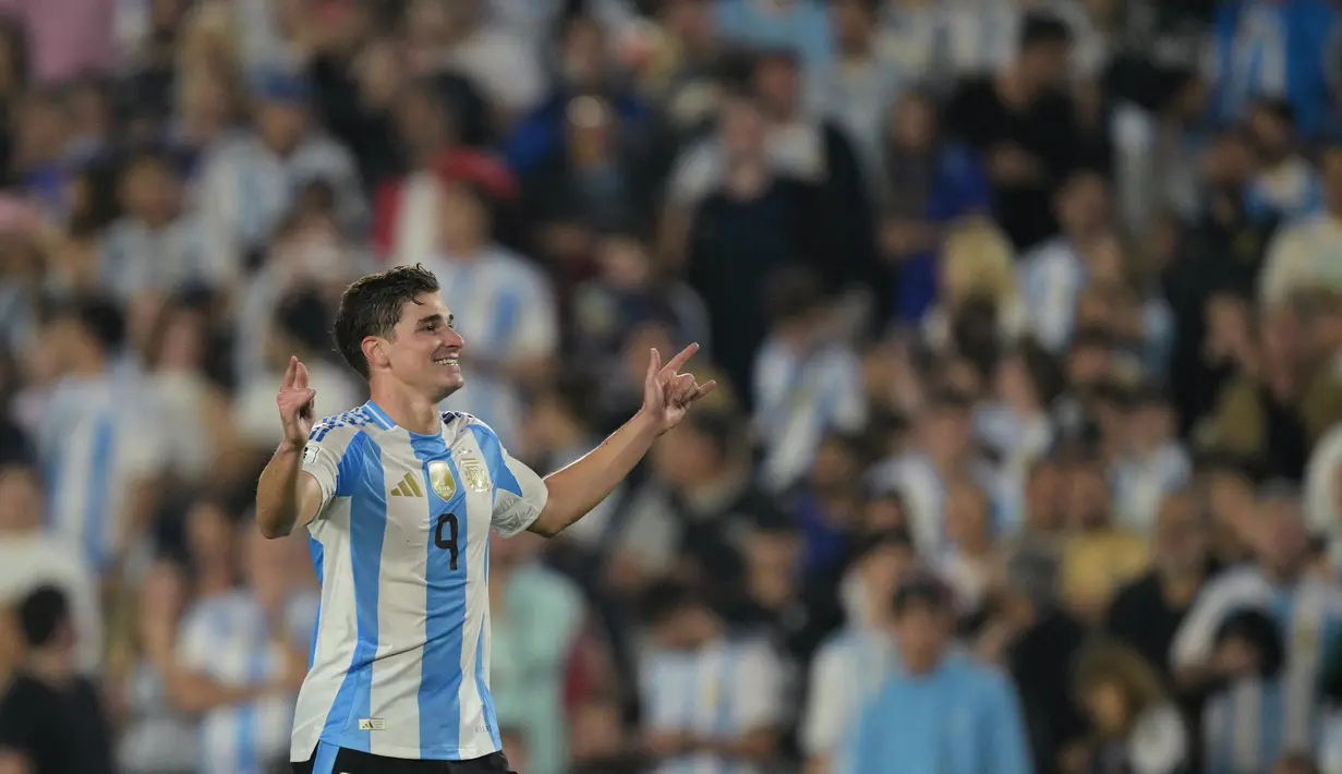 Babak pertama ditutup dengan skor 3-0 untuk keunggulan Argentina, setelah Julian Alvares mencetak gol pada masa tambahan waktu atau menit ke-45+3. (JUAN MABROMATA/AFP)