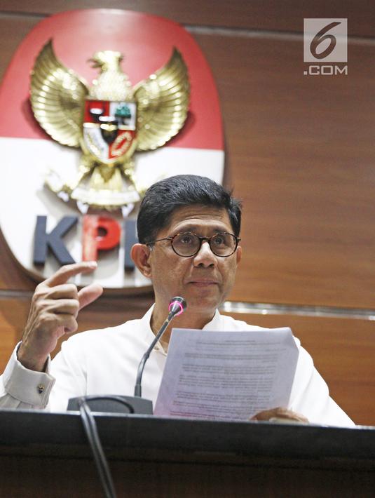 Wakil Ketua KPK Laode M. Syarif saat memberi keterangan terkait penetapan cagub Maluku Utara Ahmad Hidayat Mus sebagai tersangka di Jakarta, Jumat (16/3). (Liputan6.com/Herman Zakharia)
