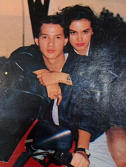 Ari Wibowo seangkatan dengan model dan artis kenamaan lainnya, Sophia Latjuba. Mereka jadi pasangan maut di berbagai cover majalah.(Instagram @ariwibowo_official)