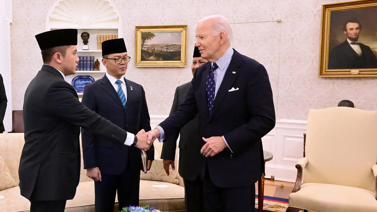 Sekretaris Kabinet (Seskab) Teddy Indra Wijaya saat memperkenalkan diri ke Presiden Amerika Serikat Joe Biden. (Istimewa)