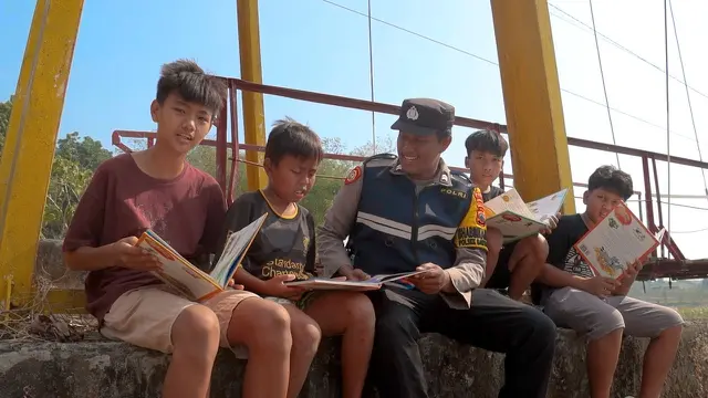 Polres Pemalang distribusikan buku di desa minim akses internet, Desa Pabuaran, Bantarbolang. (Foto: Liputan6.com/Polres Pemalang)