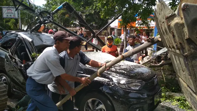Cerita Penumpang Transportasi Online Cirebon Lolos Dari Pohon Tumbang