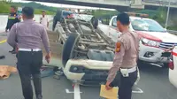 Mobil terbalik di Tol Pekanbaru-Dumai karena mengalami pecah ban sehingga menyebabkan 9 orang terluka. (Liputan6.com/M Syukur)