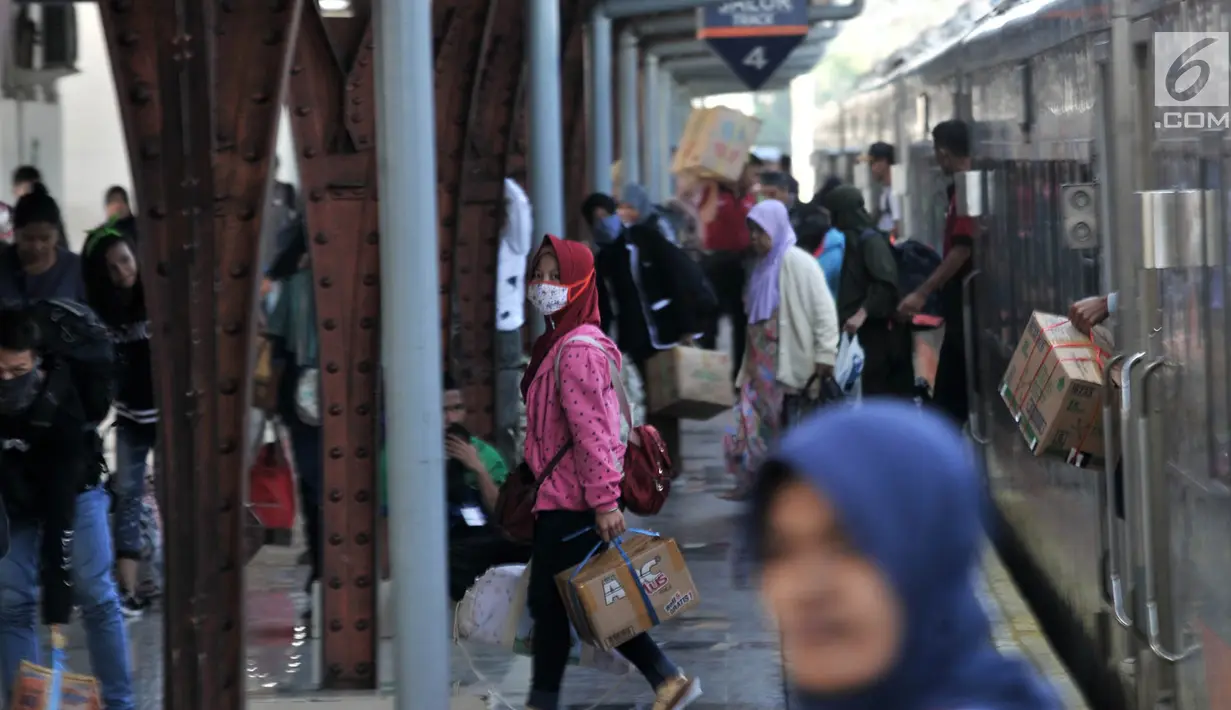 <p>Penumpang turun dari kereta Sawunggalih Utama di Stasiun Pasar Senen, Jakarta, Minggu (6/1). Memasuki akhir libur sekolah, jumlah penumpang kereta pada puncak arus balik yang diperkirakan jatuh hari ini mencapai 21.074 orang (Merdeka.com/Iqbal S. Nugroho)</p>