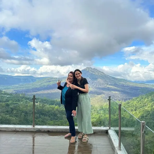 Hubungan dengan Azriel Sempat Tak Direstui, Ini 6 Potret Sarah Menzel dan Ibunda
