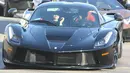 Kylie Jenner dan Travis Scott terlihat masuk ke dalam mobil Ferrari yang baru. (BACKGRID/Cosmopolitan)