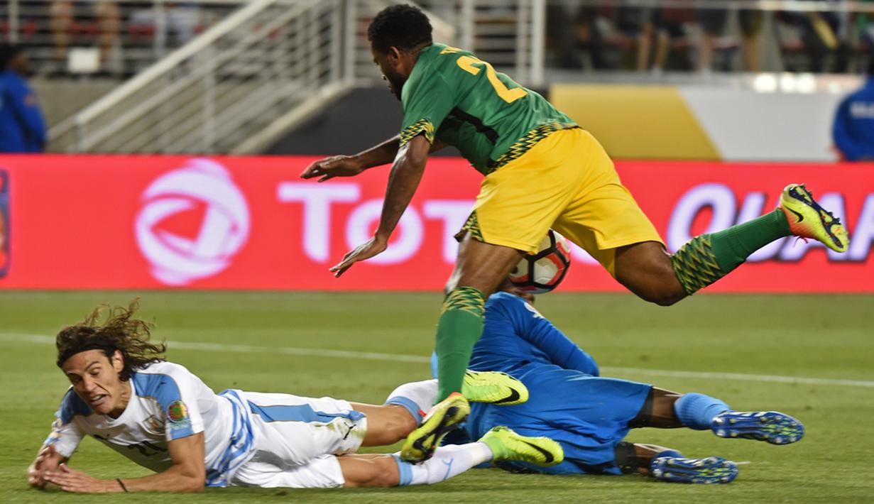 Pemain Uruguay, Edinson Cavani, terjatuh di kotak penalti Jamaika dalam laga Grup C Copa America Centenario 2016 di Stadion Levis, California, AS, Selasa (14/6/2016) WIB. (AFP/Mark Ralston)