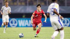 Pemain Timnas Indonesia U-17, Amar Brkic berusaha mengejar bola saat menghadapi Timnas Panama U-17 pada laga kedua Grup A Piala Dunia U-17 2023 di Stadion Gelora Bung Tomo (GBT), Surabaya, Senin (13/11/2023). (Bola.com/Bagaskara Lazuardi)