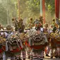 Peserta mengenakan pakaian Tari Barong pada karnaval Budaya Bali di kawasan Nusa Dua, Bali, Jumat (12/10). Karnaval tersebut untuk memeriahkan perhelatan Pertemuan Tahunan IMF - World Bank Group 2018 di Bali. (Liputan6.com/Angga Yuniar)