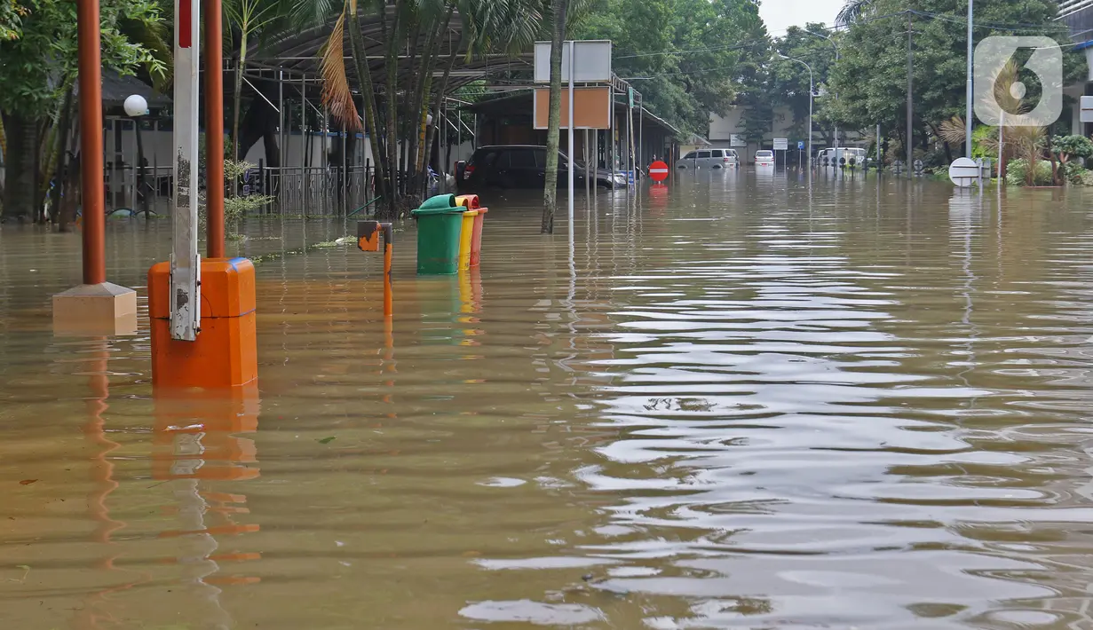 Banjir merendam halaman Kantor Direktorat Jenderal Bea dan Cukai di Jakarta, Selasa (25/2/2020). Hujan yang mengguyur Jakarta sejak dini hari tadi membuat halaman Kantor Direktorat Jenderal Bea dan Cukai terendam banjir. (Liputan6.com/Herman Zakharia)